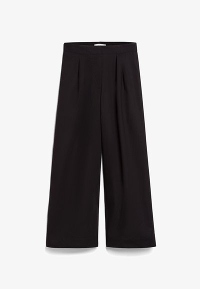 Črne široke hlače z gubanim sprednjim delom, narejene iz gladkega materiala. Imajo prilegajoč pas in dolge noge.