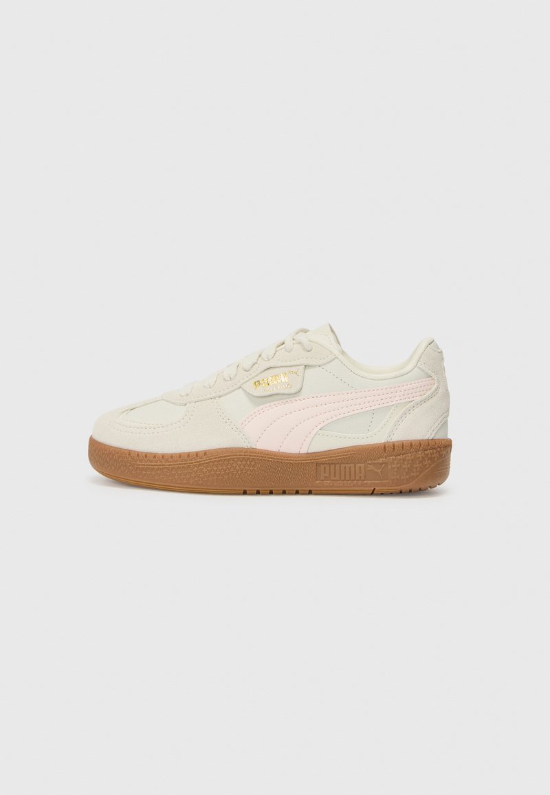 Kerge beež sneaker roosade aktsentidega, seemisnahast ja nahast ülemine osa, kummist talla osa ning kuldne logo detail küljes. Madal disain.