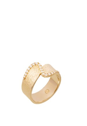 Bague en or avec un anneau texturé ondulé, agrémenté d'une rangée de petites perles le long de la courbe de la vague.