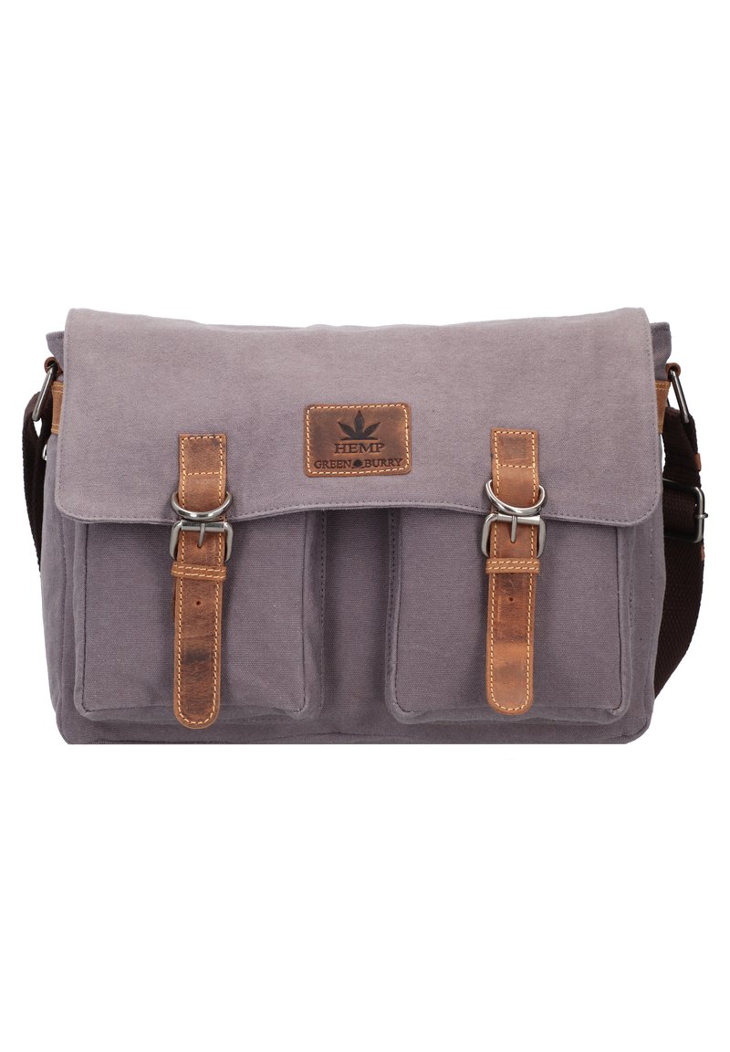 Borsa a tracolla in canapa grigia con pattina, dettagli in pelle marrone, due tasche frontali e tracolla regolabile. Presenta una patch con logo sul davanti.