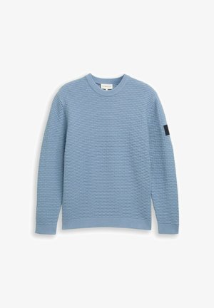 Lichtblauwe gebreide trui met een gestructureerd patroon, ronde halslijn, geribbelde manchetten en zoom, en een zwart accent op de linkermouw.