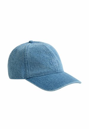 Casquette de baseball en denim bleu clair avec une visière incurvée et un logo discret brodé sur le panneau avant, présentée sur fond blanc.