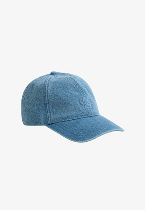 Jasnoniebieska czapka bejsbolowa z denimu z zakrzywionym daszkiem i subtelnym przeszywanym logo na przednim panelu, przedstawiona na białym tle.