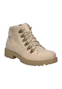 Beżowe buty turystyczne z teksturowaną skórzaną cholewką, okrągłym czubkiem, metalowymi oczkami i kontrastującą gumową podeszwą z bieżnikiem zapewniającym przyczepność.