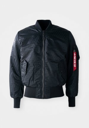 Crna bomber jakna s glatkom teksturom, točkastim uzorkom, rebrastim manžetama i porubom, s bočnom džepom i crvenom etiketom na rukavu.