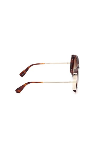 Braun schildpattfarbene Sonnenbrille mit einem metallisch silbernen Rahmen, rechteckigen Gläsern und nach außen verjüngten Bügeln mit glänzender Oberfläche.