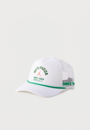 Casquette de baseball blanche en mesh avec un liseré vert, avec le texte « MJ’s Pizza Since 1984 Open 23/7 » et un petit logo silhouette orange sur le panneau avant.