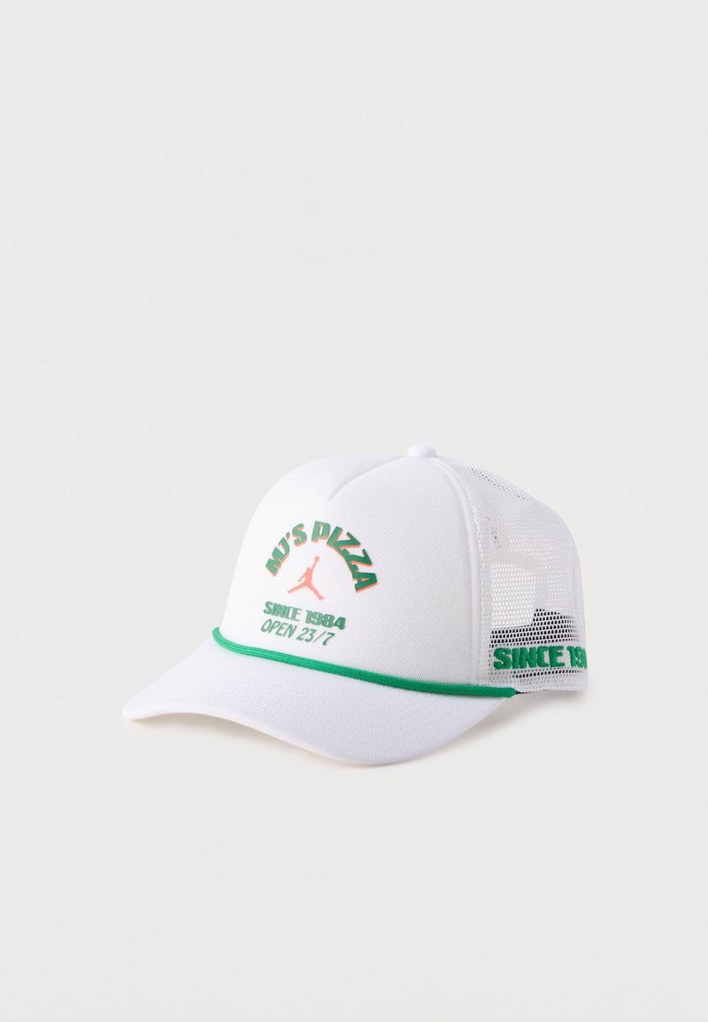 Λευκό καπέλο μπέιζμπολ με διχτυωτό ύφασμα και πράσινη επένδυση, με κείμενο «MJ’s Pizza Since 1984 Open 23/7» και ένα μικρό πορτοκαλί σιλουέτα λογότυπο στο μπροστινό πάνελ.