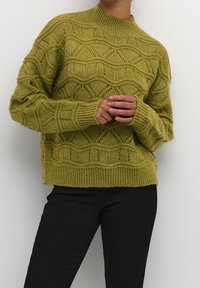 Strickpullover in Olivgrün mit einem strukturierten Muster aus geometrischen Formen, langen Ärmeln sowie geripptem Saum und Bündchen.
