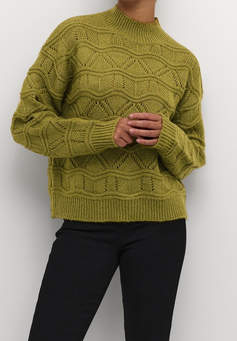 Strickpullover in Olivgrün mit einem strukturierten Muster aus geometrischen Formen, langen Ärmeln sowie geripptem Saum und Bündchen.