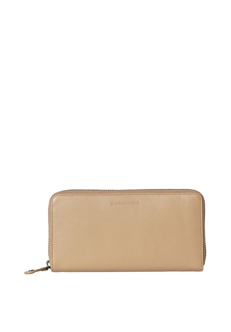 Portafoglio con zip in pelle color tan, dalla texture liscia, forma rettangolare e un logo discreto. Presenta una chiusura a zip e un design elegante e aerodinamico.