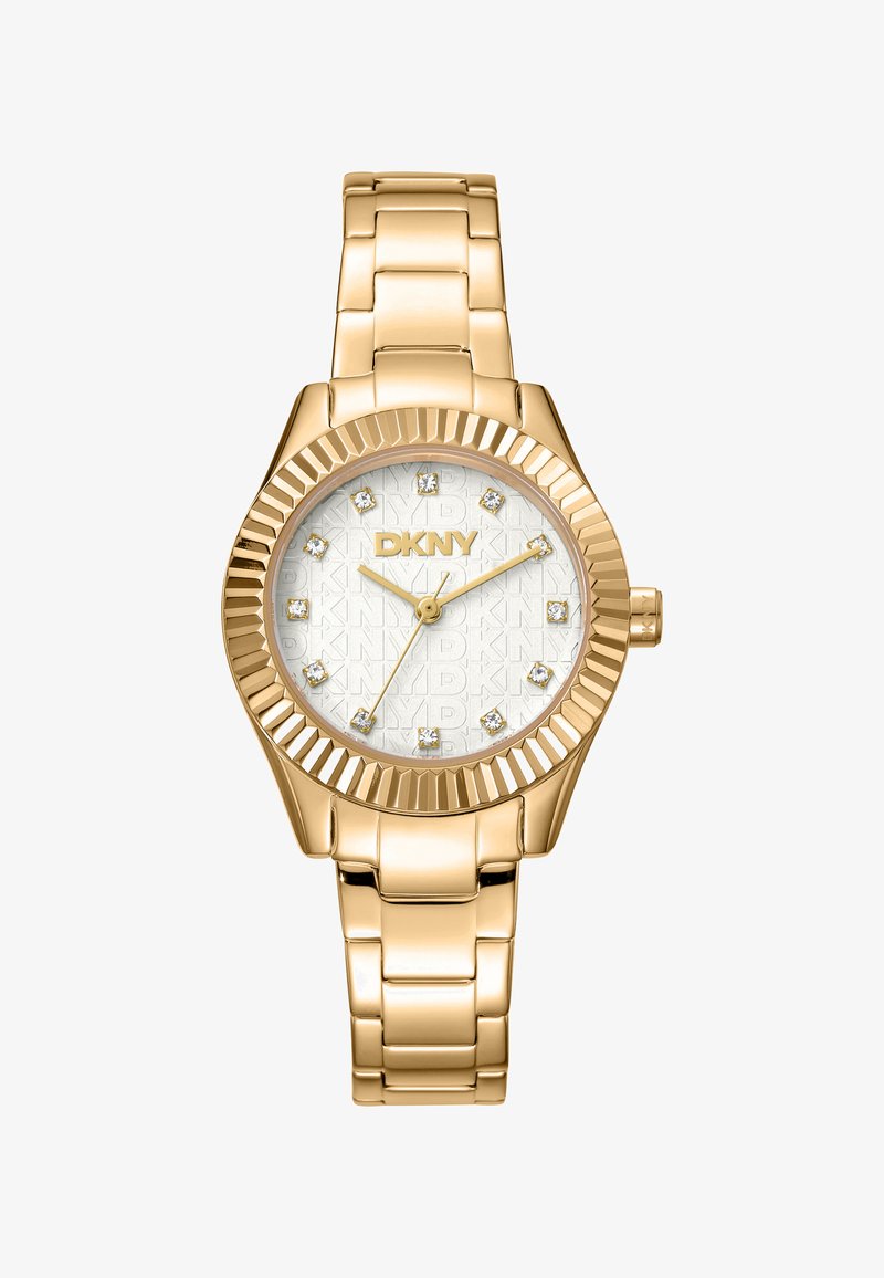 Orologio DKNY dorato con quadrante bianco texture, indici simili a diamanti e lunetta scanalata. Bracciale in metallo con finitura lucida.