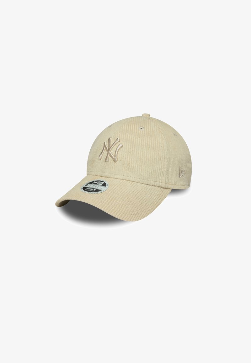 Gorra de pana beige con visera curva, que presenta un logo embosado en la parte frontal y una etiqueta de tamaño en la visera. Acentos en la superficie texturizada.