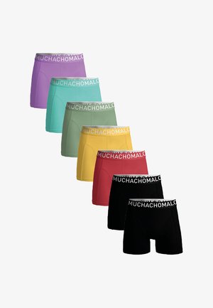 Hét pár férfi alsónadrág színekben: lila, türkiz, zöld, sárga, piros, fekete. Fehér, "MUCHACHOMALO" feliratos márkás derékszíjjal rendelkeznek.