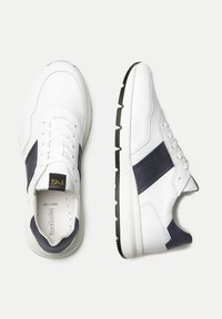 Sneaker bianche con dettagli blu navy, parte superiore in pelle liscia, chiusura con lacci, suola imbottita e suola esterna in gomma testurizzata.