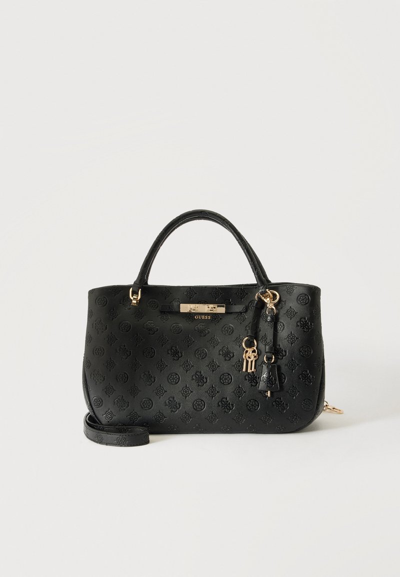 Μαύρη δερμάτινη τσάντα Guess με ανάγλυφο μοτίβο λογότυπου, δύο χερούλια, εξαρτήματα σε χρυσό τόνο και διακοσμητικά κλειδιά σε λευκό φόντο.