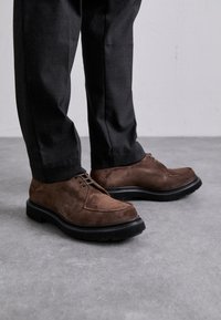 TYPE 124 UNISEX - Stringate - dark earth