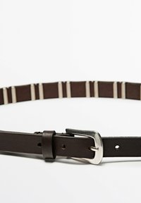 Cintura in pelle marrone con fibbia in metallo argento, dal design piatto e sezioni alternate per una maggiore texture.