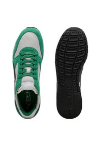 Zapatillas deportivas verdes y grises con parte superior de malla, acentos de ante texturizado, collar acolchado, suela de goma negra y diseño con cordones.