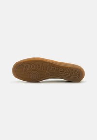 Smeđa gumena đon s kompleksnim uzorkom valova; utisnuti logo "paul green". Čist, minimalistički dizajn; gornji dio u bež boji je vidljiv.
