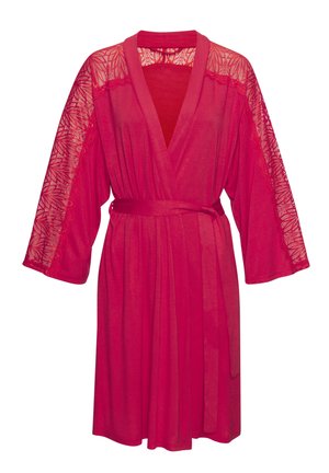 Ružový župan v štýle kimona s prekrytím, krátkymi rukávmi a priesvitnými kvetinovými čipkovými vkladmi na rukávoch. Vyrobený z mäkkého materiálu.
