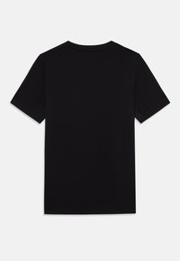 Camiseta negra de manga corta con cuello redondo, hecha de una tela suave, que presenta una textura lisa y sin patrones ni acentos visibles.