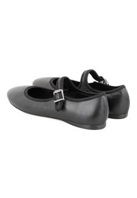 Schwarze Leder-Ballerinas mit runder Zehenpartie, elastischer Riemen und metallischem Schnallenakzent. Glatte Textur mit einer flachen Sohle.