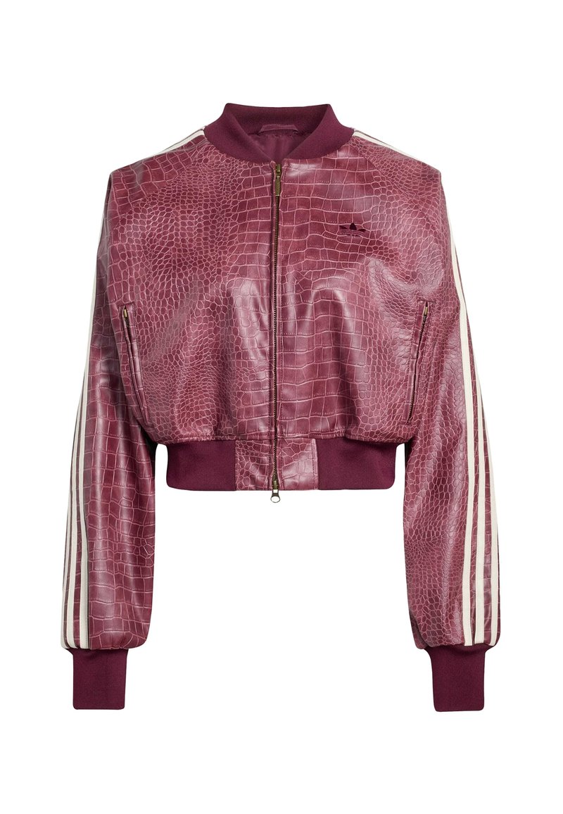 Veste bomber raccourcie en faux cuir bordeaux profond avec un motif crocodile texturé, présentant une finition côtelée et des accents rayés blancs sur les manches.