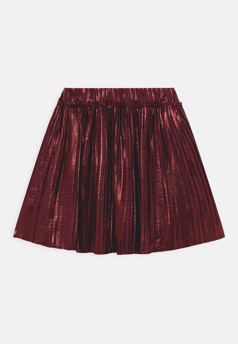 Jupe plissée rouge à éclat métallique, taille élastique et plis verticaux. Dispose d'un petit logo sur l'ourlet. Texture lisse.