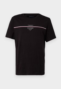 Sort Tommy Hilfiger T-shirt med rød, hvid og blå vandret stribe og brandtekst på brystet, korte ærmer, rund hals.