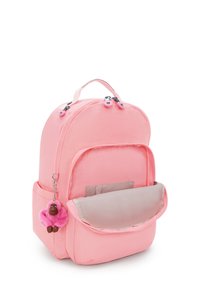 Kompakt rosa ryggsäck med öppet framfack, sidofickor och en mjuk rosa gorillanyckelring fäst vid dragkedjan.