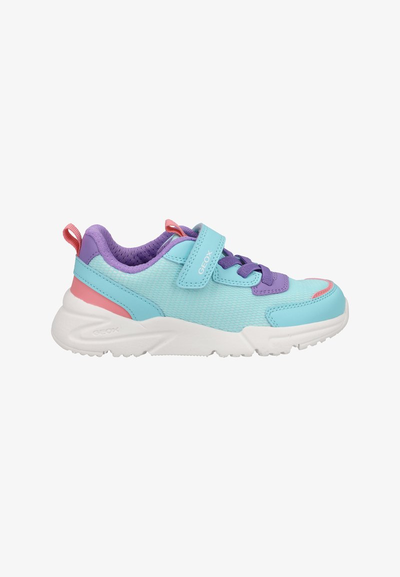 Baskets colorées avec une tige en mesh bleu, des accents violets, des détails roses et une semelle en caoutchouc blanc. Comprend une sangle Velcro et des lacets.