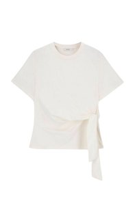 T-shirt beige clair à col rond et manches courtes, avec un accent noué à la taille, fabriqué dans un tissu doux et lisse.