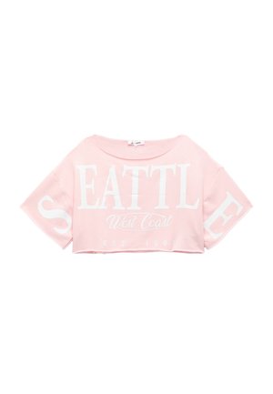 Roze cropped sweatshirt met witte 'SEATTLE' graphic, losse korte mouwen en een ronde halslijn. De stof lijkt zacht en lichtgewicht.