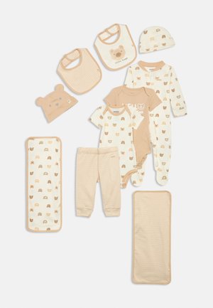 Conjunto de roupas para bebé em bege e creme com padrões de ursos, incluindo um body de manga longa, calças, babetes e um chapéu. Tecido macio, design confortável.