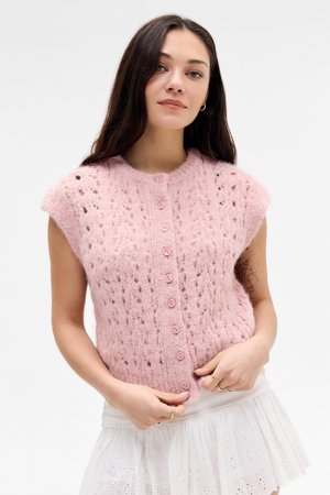 Rosa strikket vest med korte ermer, som har et teksturert mønster og seks knappelukking foran. Mykt, fluffy materiale med subtile detaljer.