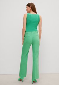 comma Strickpullover - grün