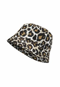 Chapeau seau imprimé léopard en tissu ; présente un large bord, un dessus arrondi et un mélange de couleurs noir, marron et crème avec une texture brillante.