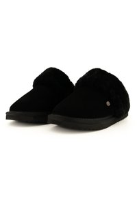 Zwarte suède pantoffels met een zachte zwarte bontkraag, een ronde voorkant en een gestructureerde zwarte rubberen zool. Voorzien van een kleine metalen accent.