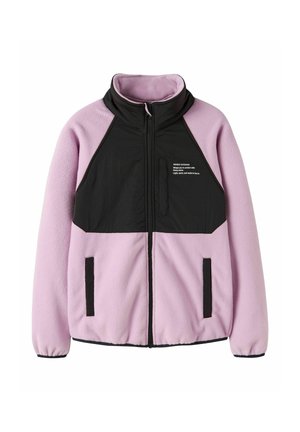 Veste polaire violet clair avec panneau avant noir, fermeture éclair, deux poches latérales verticales et petite poche poitrine avec texte blanc.
