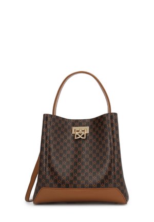 Bruine handtas met een patroon, voorzien van donkerbruine en tan lederen accenten, een enkele handgreep aan de bovenkant en een gouden logo sluiting aan de voorkant.