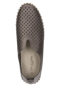 Zapato gris tipo slip-on con un patrón de olas, material de goma flexible, plantilla texturizada y un borde de suela clara en contraste.