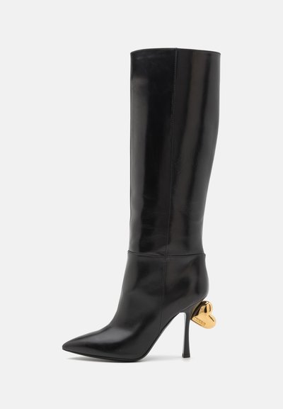 Cizme negre până la genunchi cu toc stiletto, realizate din piele lucioasă, având vârful ascuțit și un accent de toc în formă de inimă aurie. Textură netedă și design elegant.