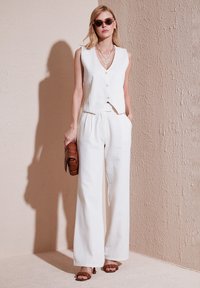 LELA REGULAR FIT - Auduma bikses - beige