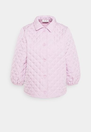 Veste matelassée rose clair avec un col, des manches longues et des fermetures à bouton. Présente un motif en losanges et des poignets élastiques pour le confort.