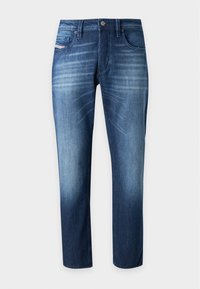 Jean en denim bleu pour homme avec détails délavés à l'avant, cinq poches, boucles de ceinture et fermeture par bouton à la taille.