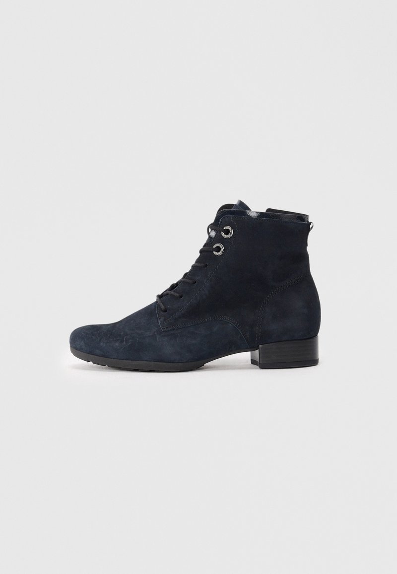 Bottines en cuir suédé bleu marine avec un bout arrondi, un laçage à l'avant et trois œillets. Talon bas et détails de surface texturés.