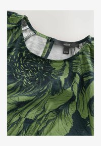 Ei valittu, green floral