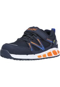 Sneaker blu navy con accenti arancioni e blu, parte superiore in rete, cintura regolabile, suola ammortizzata con sacche d'aria visibili, suola in gomma testurizzata.