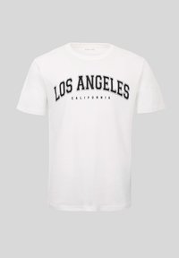Λευκό κοντομάνικο μπλουζάκι με τη φράση "LOS ANGELES" σε μεγάλα μαύρα γράμματα και τη λέξη "CALIFORNIA" σε μικρότερα μαύρα γράμματα από κάτω.